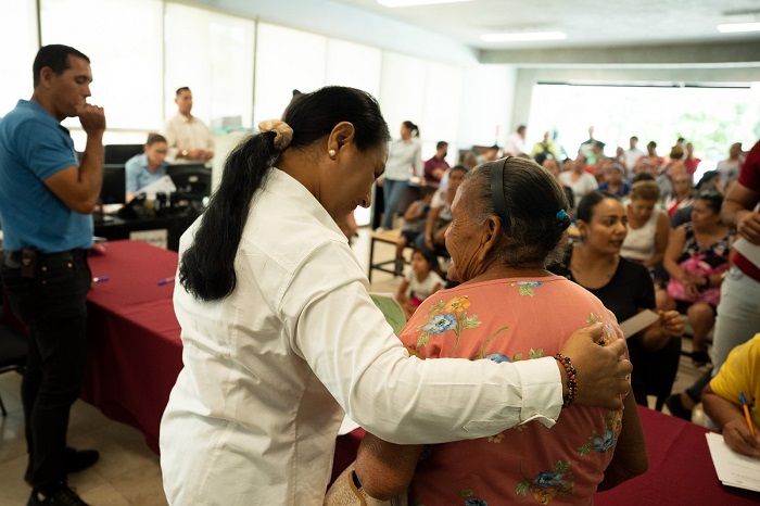 Griselda Martínez dio apoyo a 63 familias manzanillenses