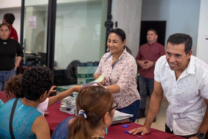Griselda Martínez entregó apoyos para 223 familias manzanillenses