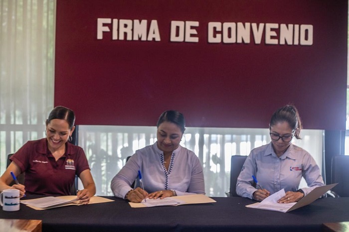 Griselda Martínez formaliza, con la firma de convenio, con Peña Colorada para la construcción y entrega del jardín de la comunidad de Francisco Villa