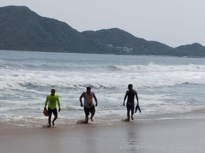 Elementos de UEPC Colima rescatan a dos hombres en riesgo de ahogarse en el mar