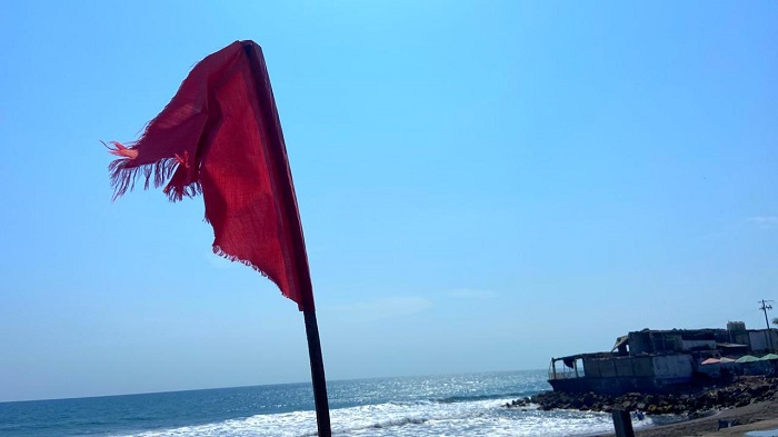 Personal de UEPC Colima salva a 3 personas de ahogarse en El Paraíso