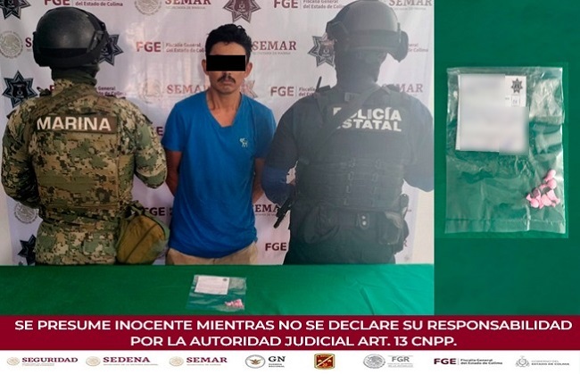 Policía Estatal y Marina detienen a un hombre y aseguran vehículo de carga y contenedores robados, en Tecomán