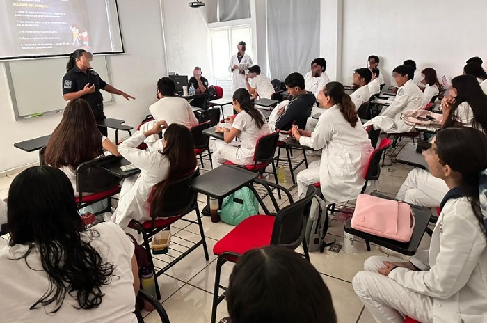 Policía Estatal de Colima capacita en seguridad a estudiantes de la Universidad José Martí