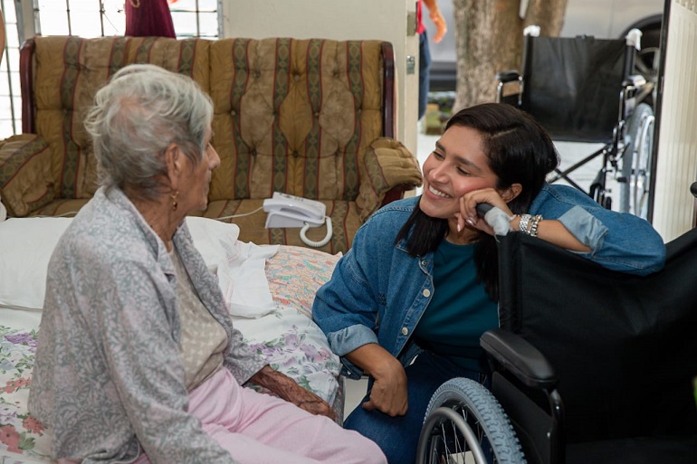 Viridiana Valencia entrega sillas de ruedas de la campaña Movilidad para tu Bienestar