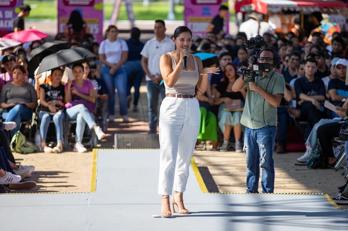 Más de 1 mil mdp ha invertido el Gobierno de México en becas para estudiantes de prepa en Colima: Viridiana Valencia