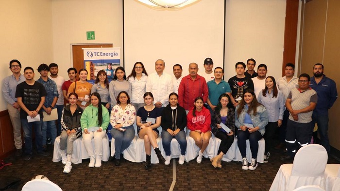 Entrega Gobierno Colima 23 Becas de la empresa TC Energía