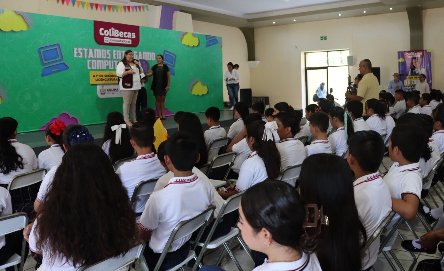 Estudiantes de secundaria en Ixtlahuacán recibieron sus computadoras gratuitas