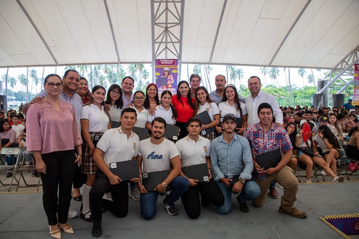 Casi mil 500 estudiantes de Isenco y UdeC en Tecomán recibieron sus laptops gratuitas