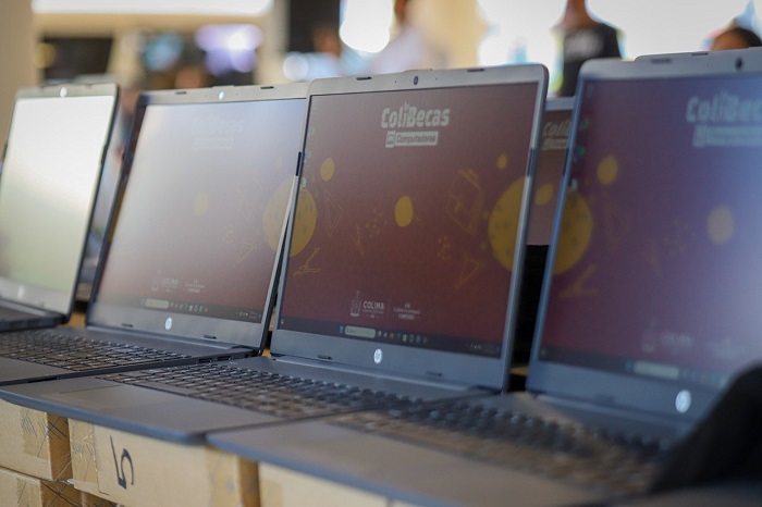 90% de estudiantes de secundaria y profesional tienen computadora gratuita entregada por el Gobierno de Colima