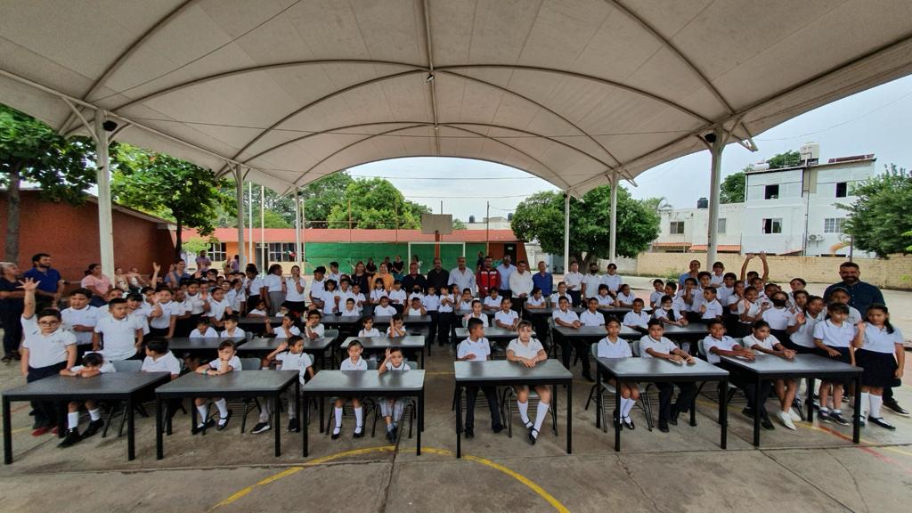 Educación Colima entregó mobiliario a escuelas primarias