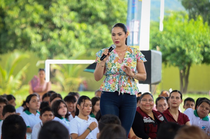Gobierno Colima entrega casi 2 mil ColiBecas Computadoras a estudiantes de Manzanillo, este jueves