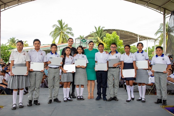 Estudiantes de tres secundarias de Manzanillo recibieron sus ColiBecas Computadoras