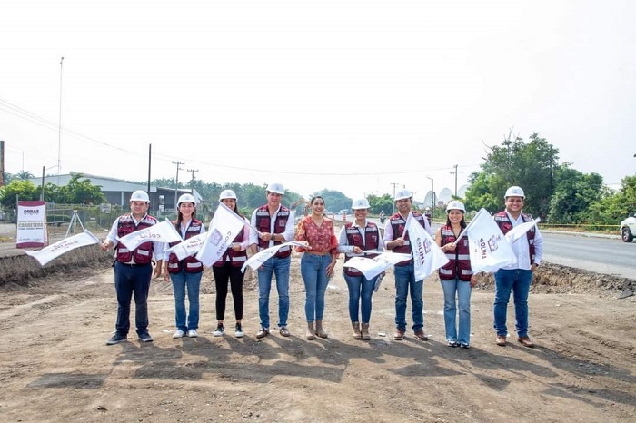 Indira da inicio a reconstrucción de carretera Tecomán-Cofradía de Morelos