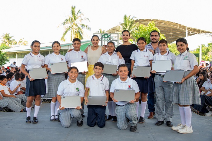 En Manzanillo, Indira entrega computadoras gratuitas a casi 300 estudiantes de secundaria