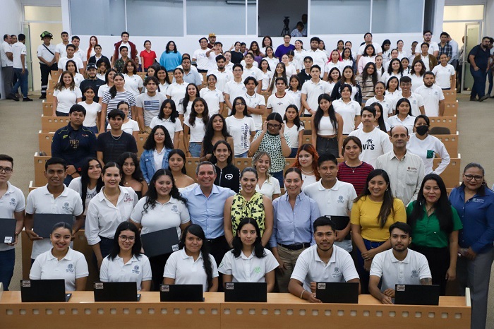 Más de mil 700 estudiantes de Manzanillo reciben este miércoles laptops gratuitas de manos de Indira