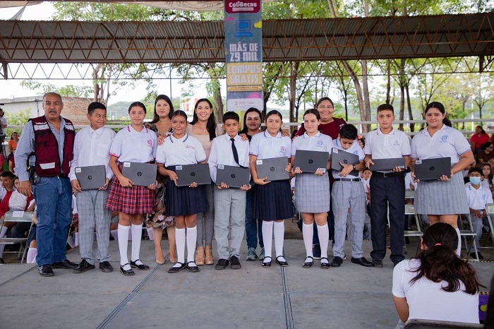 Más de 700 estudiantes de secundaria de Coquimatlán y Cuauhtémoc reciben este lunes sus laptops gratuitas
