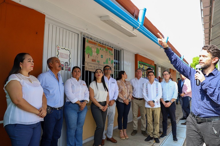 Gobernadora Indira atestigua instalación de sistema de captación de agua de lluvia en escuela Gustavo Vázquez