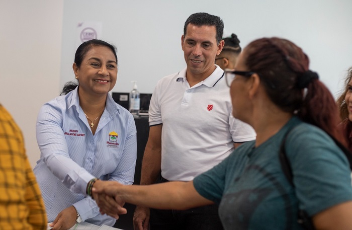 Griselda Martínez entregó apoyos a familias manzanillenses