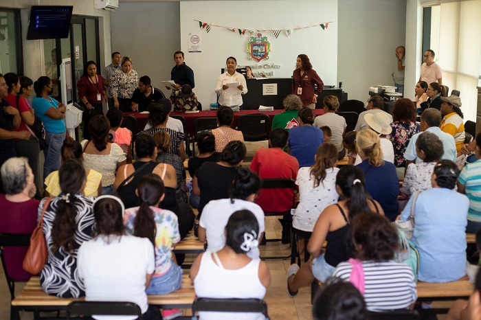 Griselda Martínez entregó apoyos para 45 familias manzanillenses