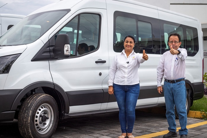Griselda Martínez entrega camioneta de pasajeros para fortalecer las acciones del Ayuntamiento