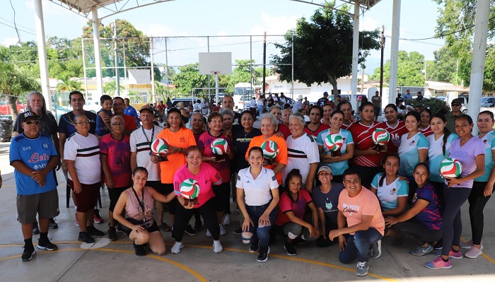 Griselda Martínez premia en Coalata, a equipos que participaron en una convivencia de cachibol