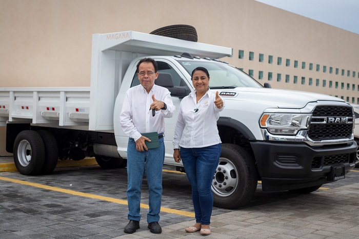 Griselda Martínez entrega camioneta materialista para mejorar los servicios
