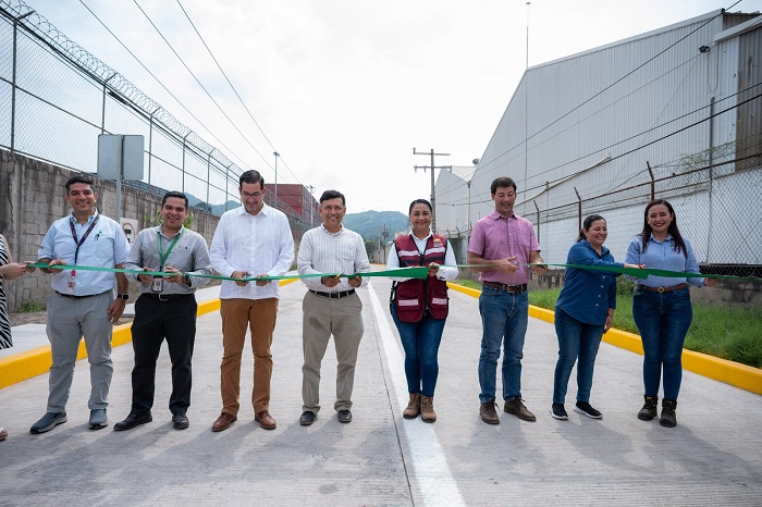 Griselda Martínez y SSA México entregan la vialidad, “Petróleos Mexicanos” pavimentada con concreto hidráulico
