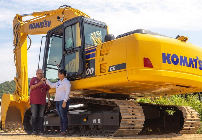 Entrega Griselda Martínez máquina excavadora por más de 3 millones 700 mil pesos a la Dirección de Desarrollo Rural de Manzanillo