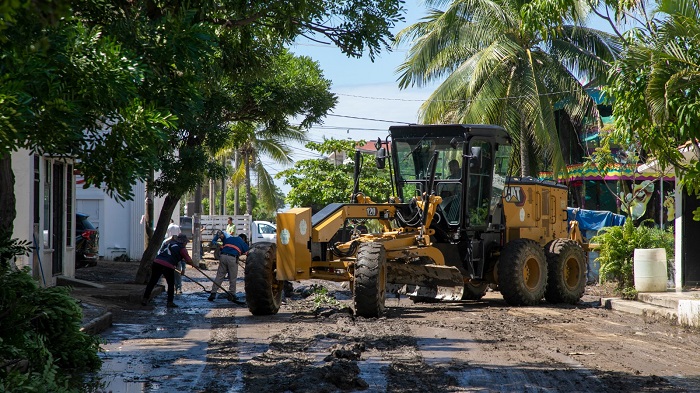 Ayuntamiento de Manzanillo realiza limpieza en delegación de Santiago