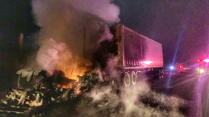 UEPC Colima apoya a sofocar incendio de tractocamión, en autopista a Colima-Guadalajara