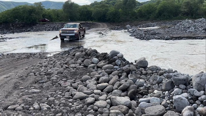 Seidum habilita paso en el vado de acceso a El Chical, por el Rio Armería