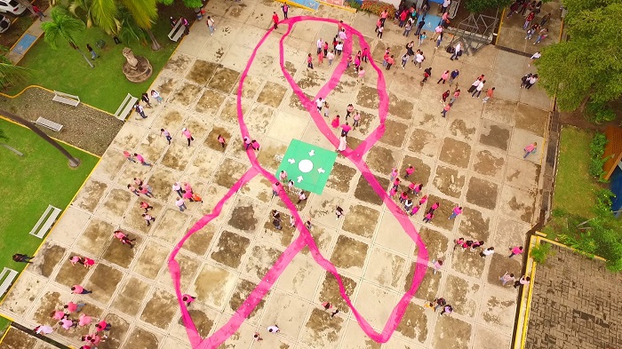 Comunidad del Tec de Colima realiza Lazo Humano para concientizar la lucha de Cáncer de mama