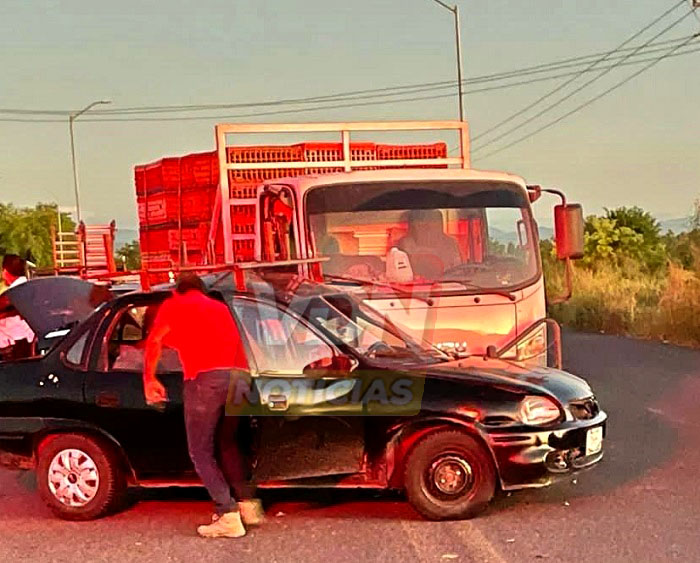 Fuerte choque en Tecomán deja a dos personas lesionadas