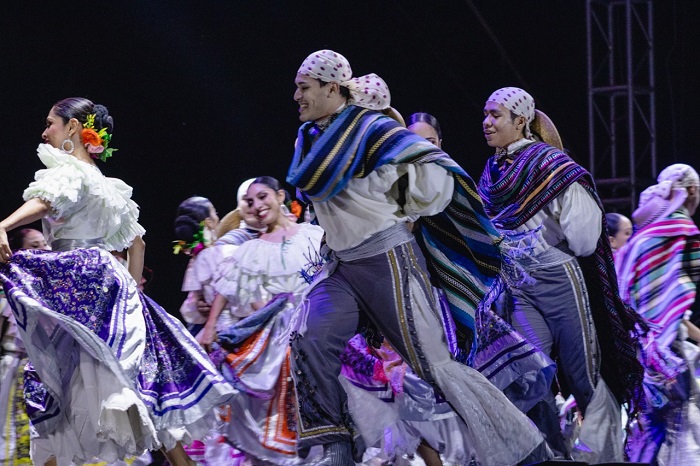 Brillante presentación del Ballet de la UdeC en la Feria de Colima