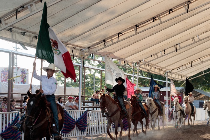 Emoción, velocidad y destreza en la rienda se vivió en la carrera de polos, en la Feria de Colima