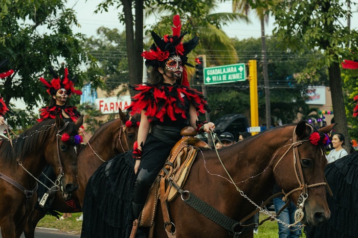 Las Malinches, contingente ganador de la Cabalgata de Catrinas, en la Feria de Colima