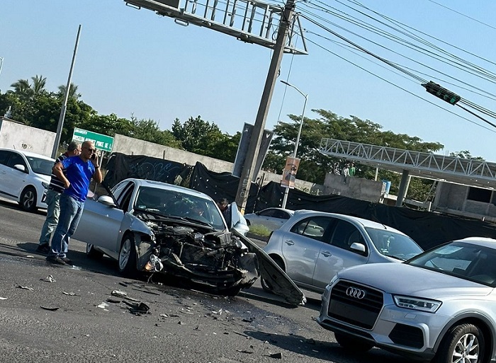 En fuerte accidente en Villa de Álvarez, se reportan tres personas lesionadas, una de ellas militar