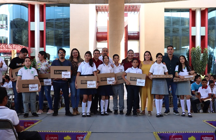 526 estudiantes de Colima, Comala y Villa de Álvarez recibieron computadoras gratuitas, este jueves