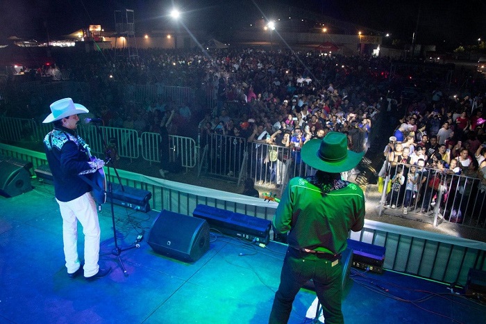 Los Yonics y Caballo Dorado brindan espectacular concierto gratuito en la Feria de Colima