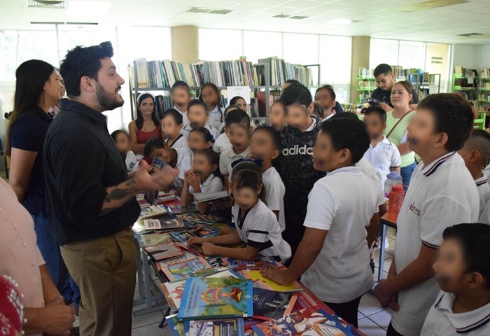 Cultura Colima entrega nuevos libros SEP Centenario Bilingüe en Tecomán