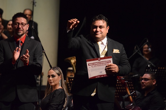 ‘Una noche de encanto’ ofrecieron el tenor José Iniguez y la Banda Sinfónica del Estado de Colima
