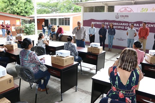 Entrega Educación Colima mobiliario a docentes de Villa de Álvarez, por 1.3 mdp