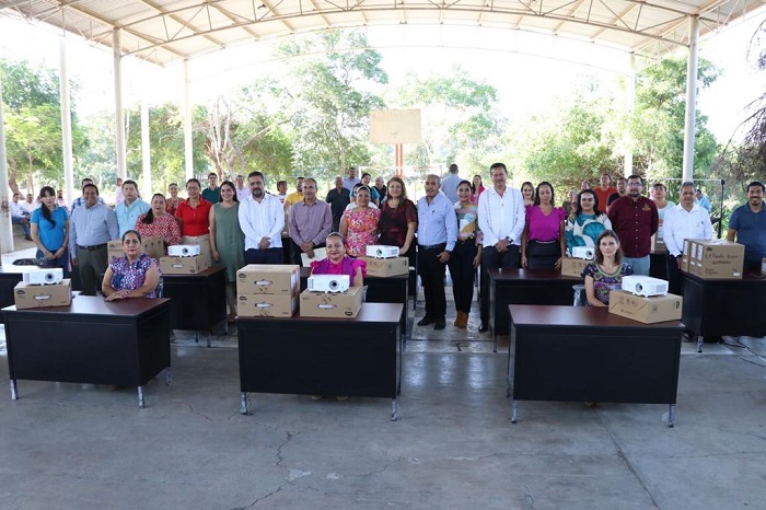 Entrega Educación Colima mobiliario digno a docentes de Coquimatlán