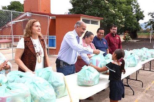 Educación Colima entrega víveres en comunidad de Las Conchas