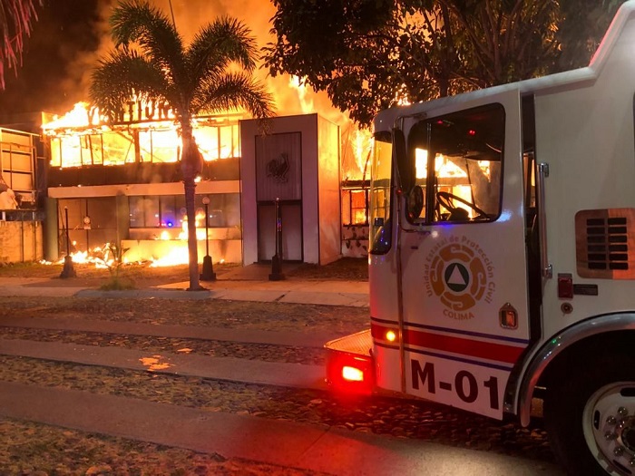 UEPC Colima y Bomberos controlaron incendio en un bar durante esta madrugada