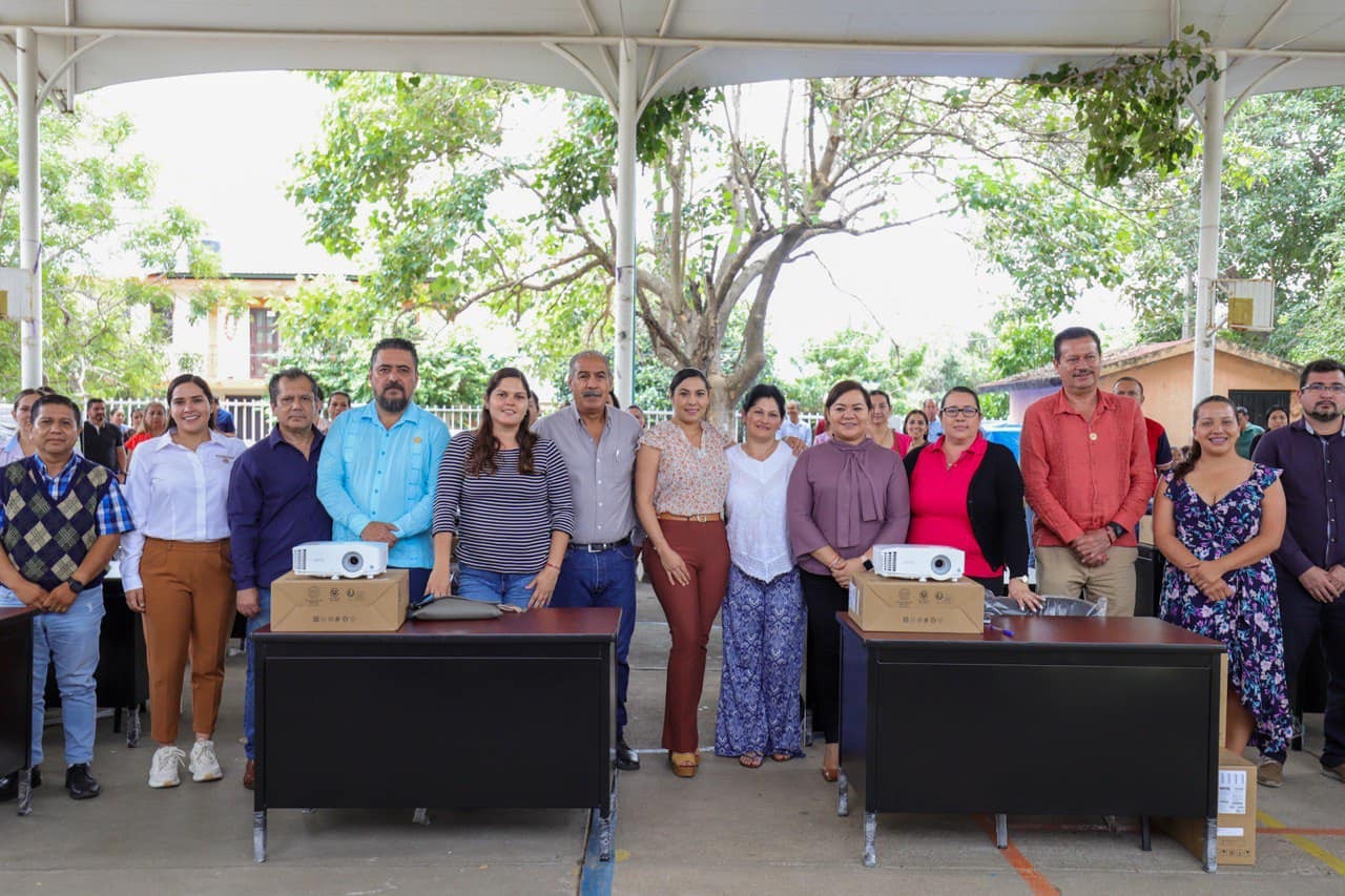 Indira entregó mobiliario para maestros en primaria Josefa Ortiz de Domínguez en Cuauhtémoc, por más de 1.3 mdp