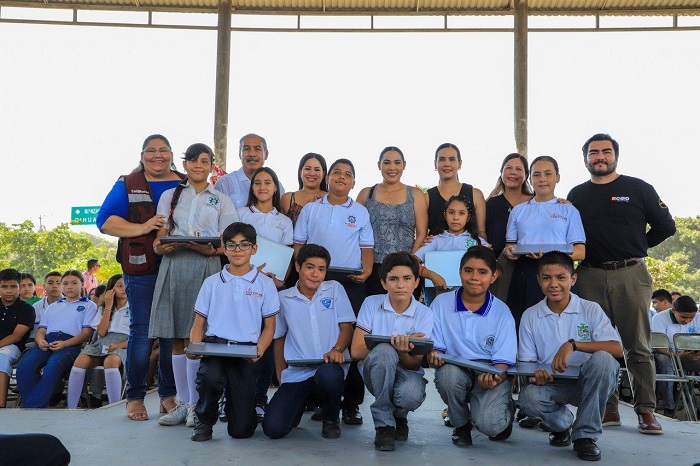 Estudiantes de secundarias de Manzanillo recibieron este miércoles sus laptops gratuitas por parte de la gobernadora