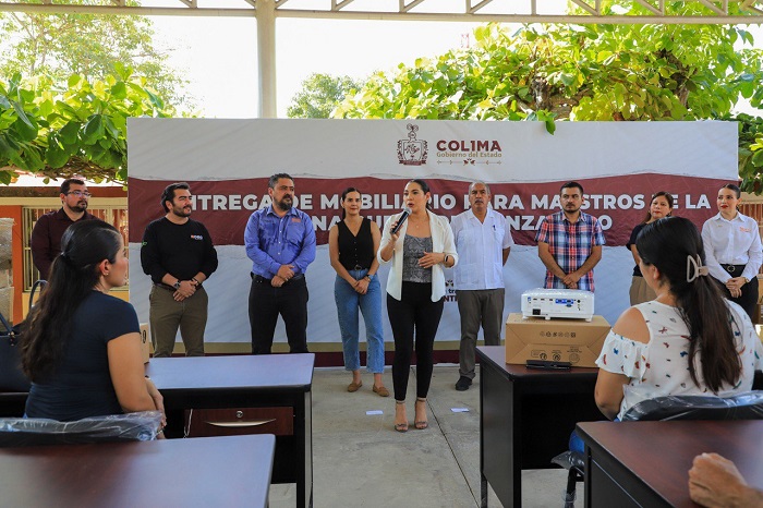 Indira entrega mobiliario digno para docentes de zona rural en Manzanillo, por más de 1.7 mdp