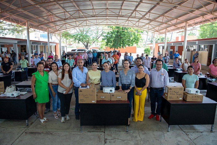 Indira entregó mobiliario digno en Secundaria Flores Magón, de Manzanillo