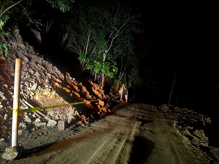 Reabren paso en carretera Villa-Minatitlán, tras retiro de material arrastrado por lluvia